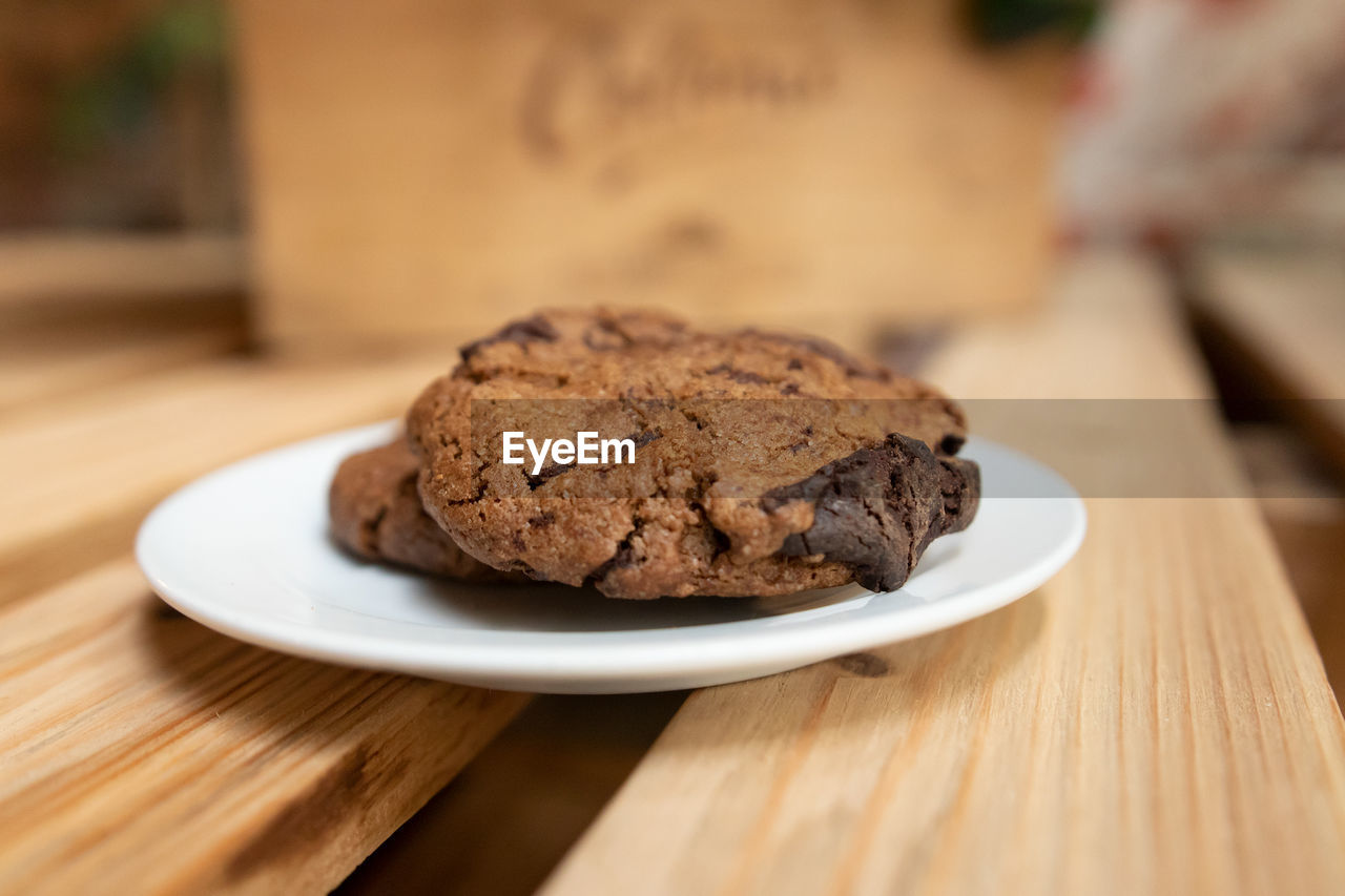 CLOSE-UP OF COOKIES IN PLATE