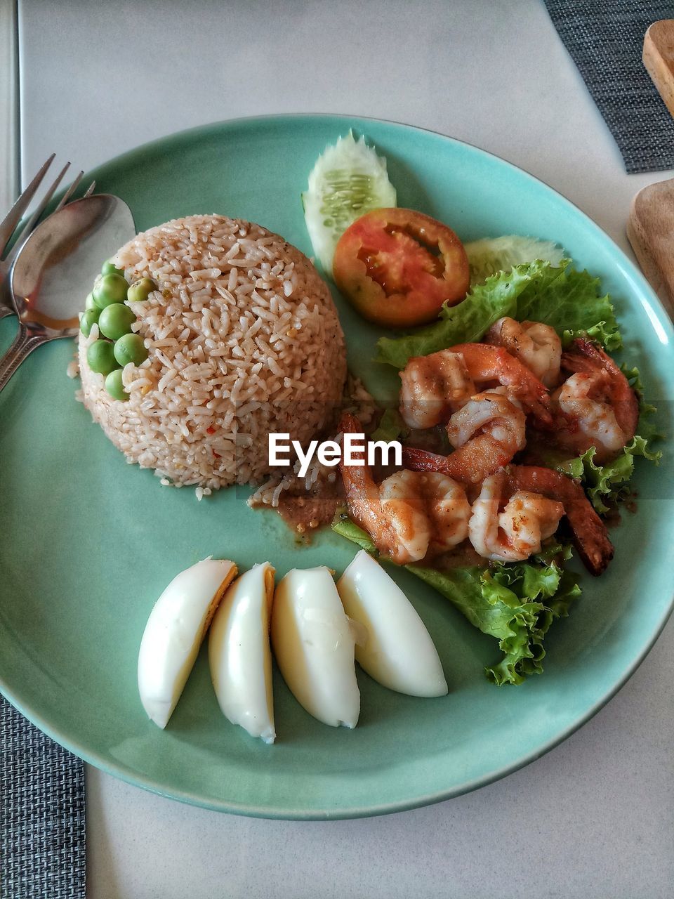 CLOSE-UP OF FOOD ON PLATE