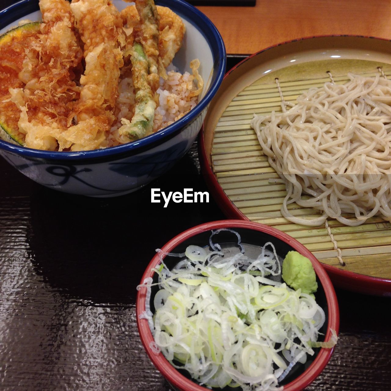 HIGH ANGLE VIEW OF NOODLES IN BOWL