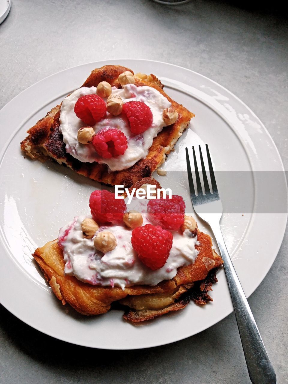 HIGH ANGLE VIEW OF STRAWBERRIES IN PLATE