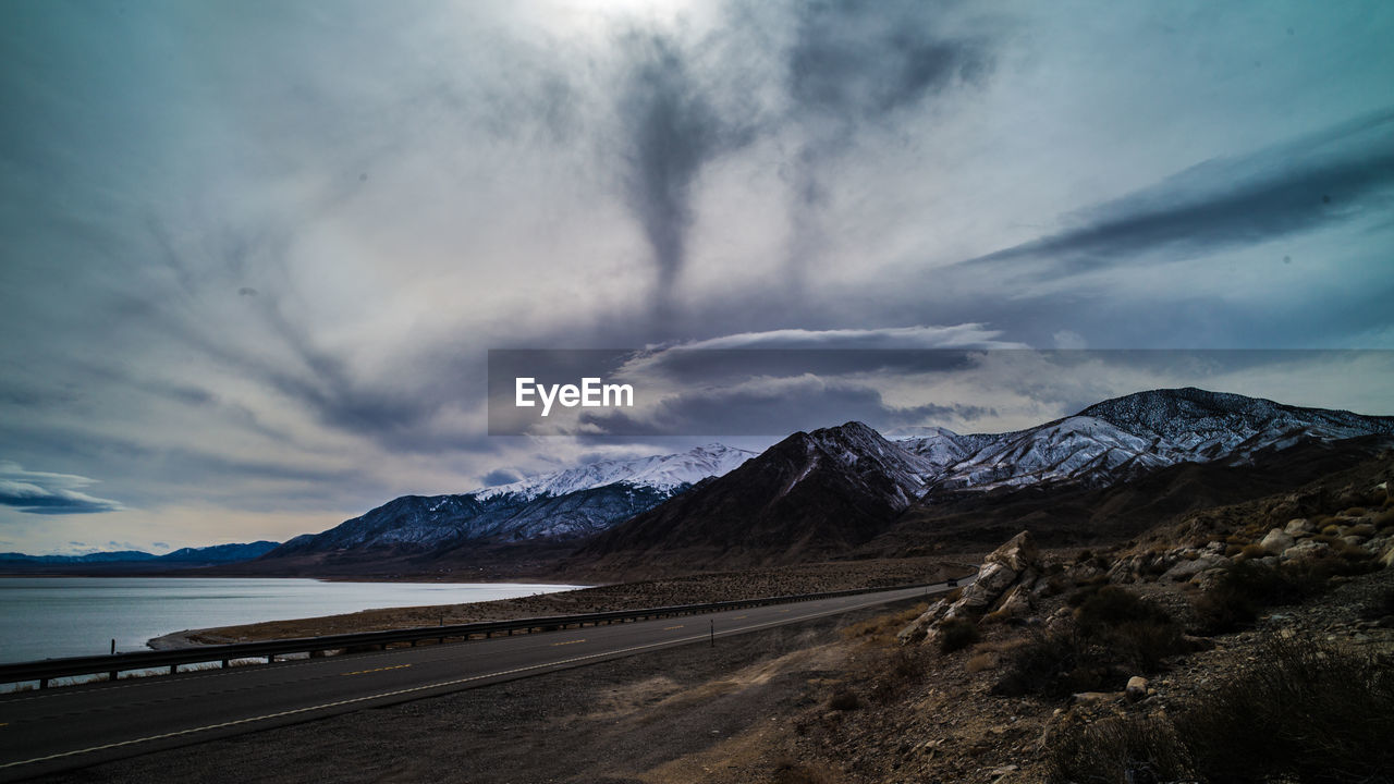 SCENIC VIEW OF MOUNTAIN ROAD AGAINST SKY