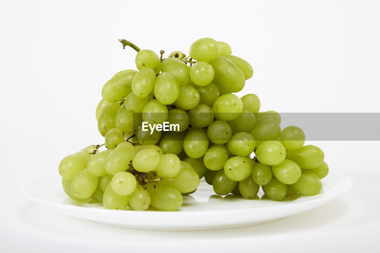 CLOSE-UP OF FRUITS IN BOWL