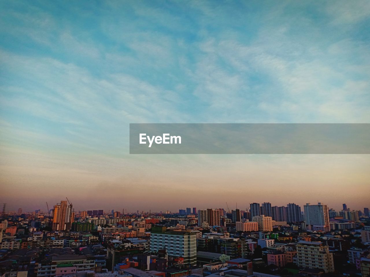 HIGH ANGLE VIEW OF BUILDINGS IN CITY AGAINST SKY