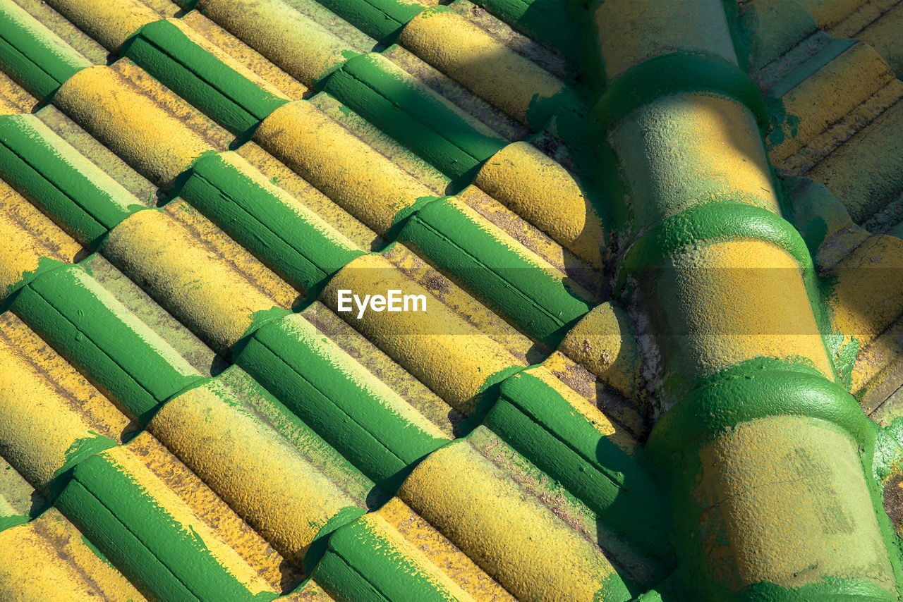 FULL FRAME SHOT OF MULTI COLORED ROOF