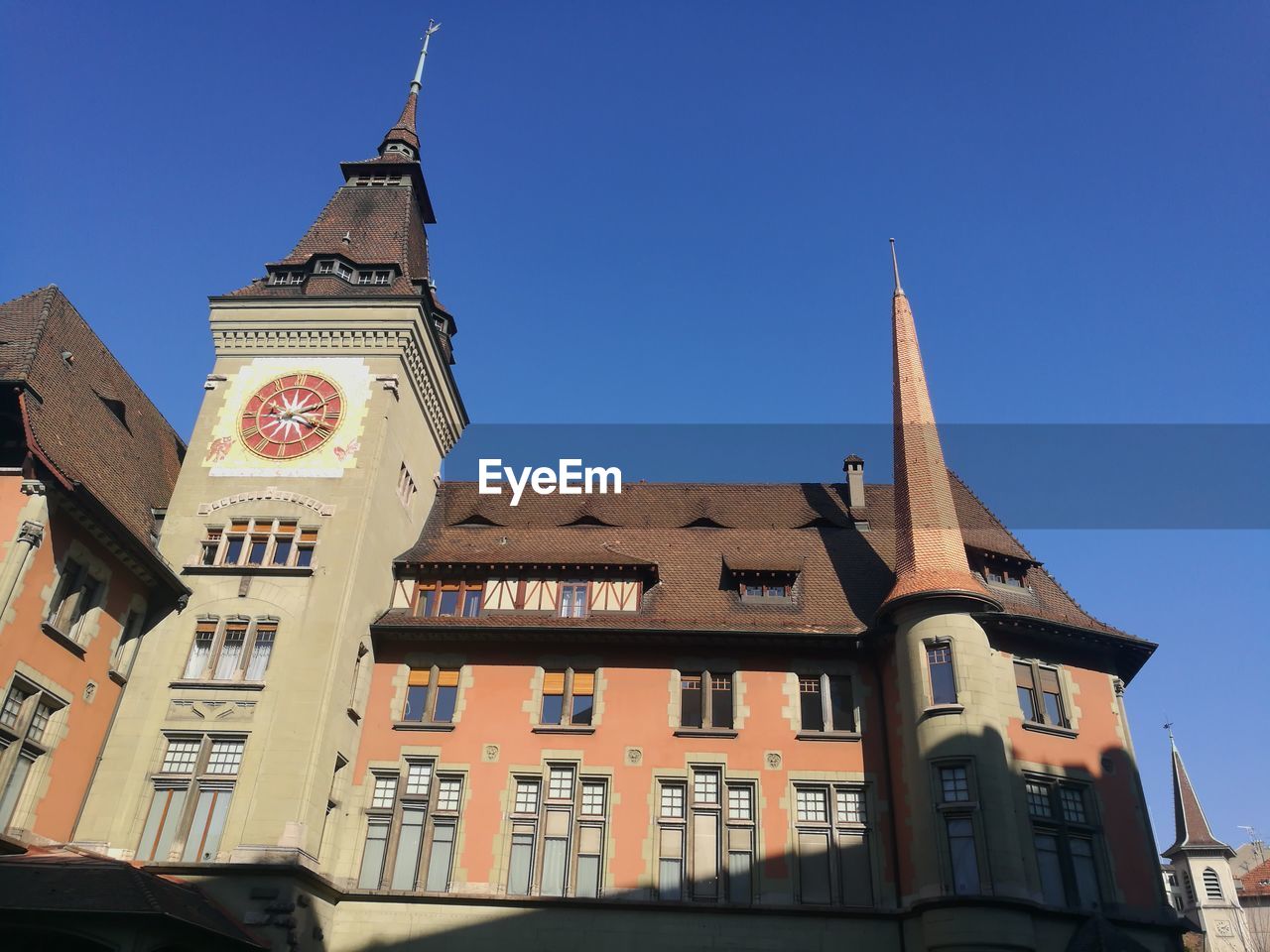 LOW ANGLE VIEW OF CLOCK TOWER AGAINST CLEAR SKY