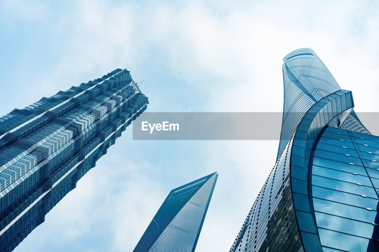 LOW ANGLE VIEW OF MODERN BUILDING AGAINST SKY