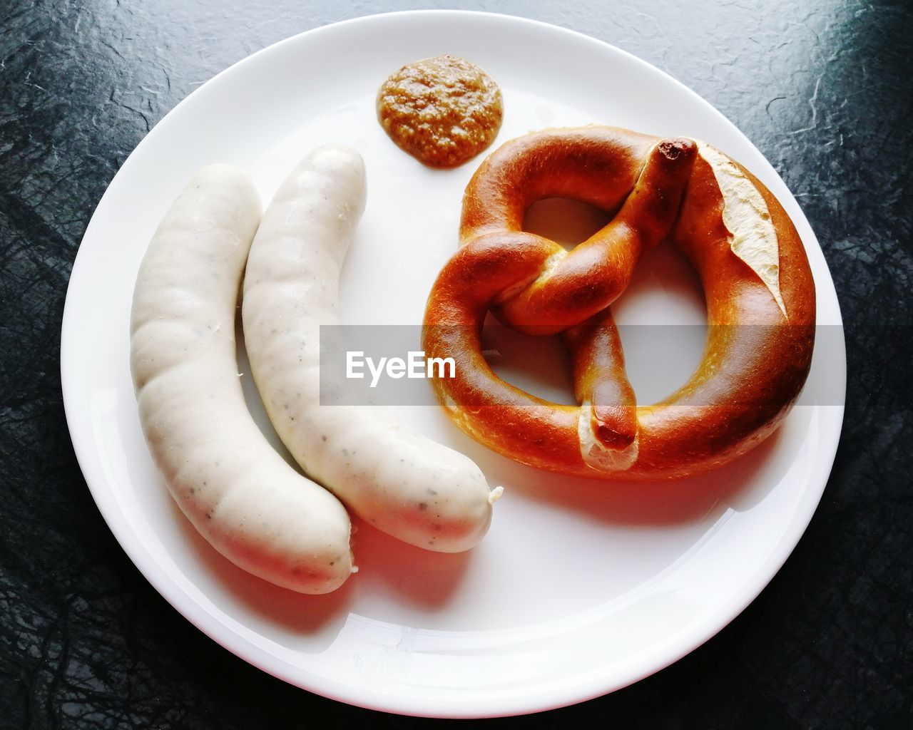 HIGH ANGLE VIEW OF BREAKFAST ON PLATE