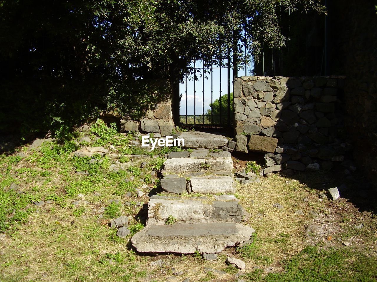 VIEW OF STONE WALL WITH STONE WALL