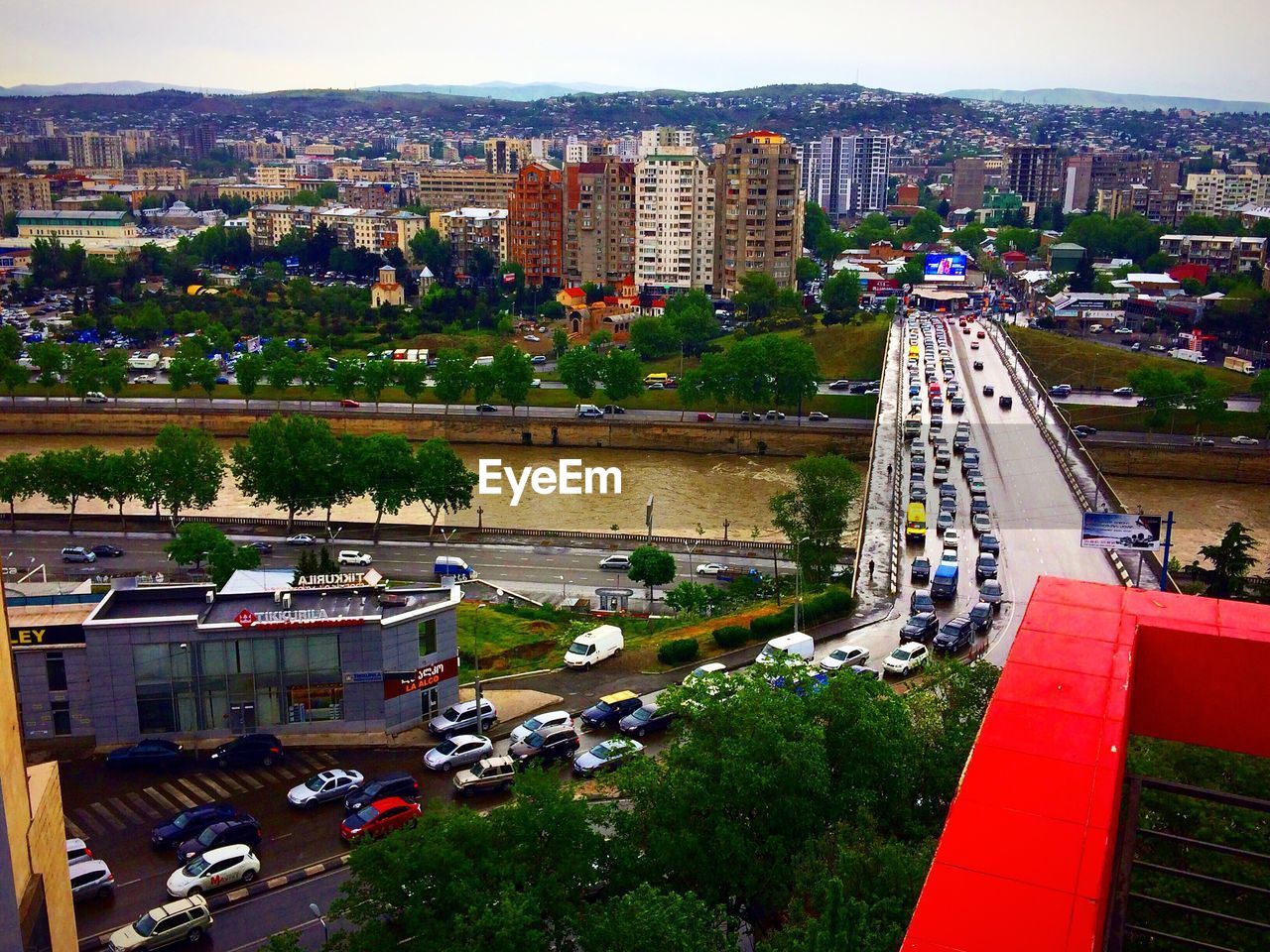 HIGH ANGLE VIEW OF CITYSCAPE AND BRIDGE IN CITY