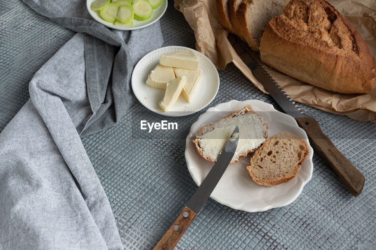 HIGH ANGLE VIEW OF BREAKFAST SERVED IN TRAY