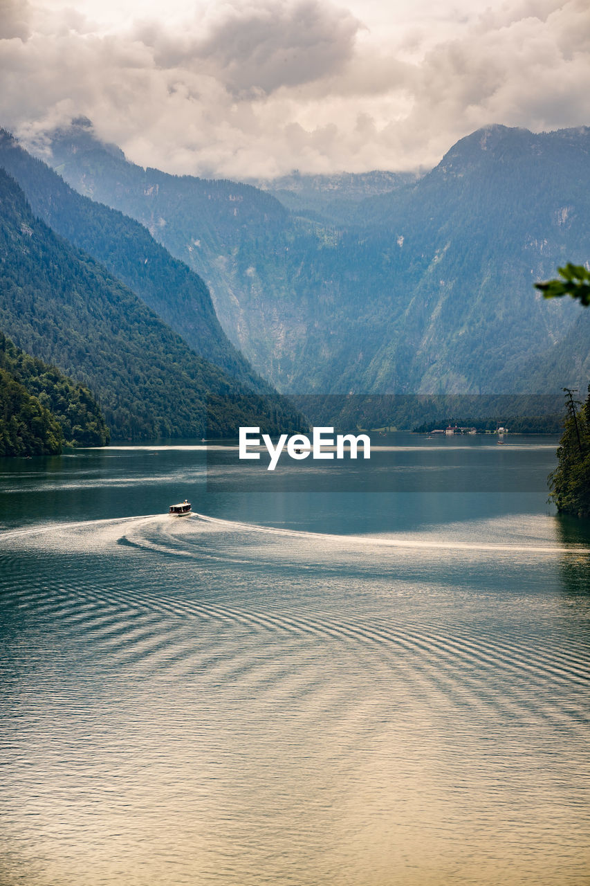SCENIC VIEW OF LAKE AGAINST MOUNTAINS