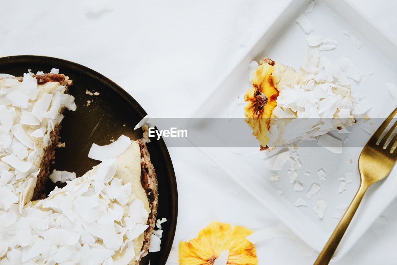 HIGH ANGLE VIEW OF ICE CREAM ON PLATE