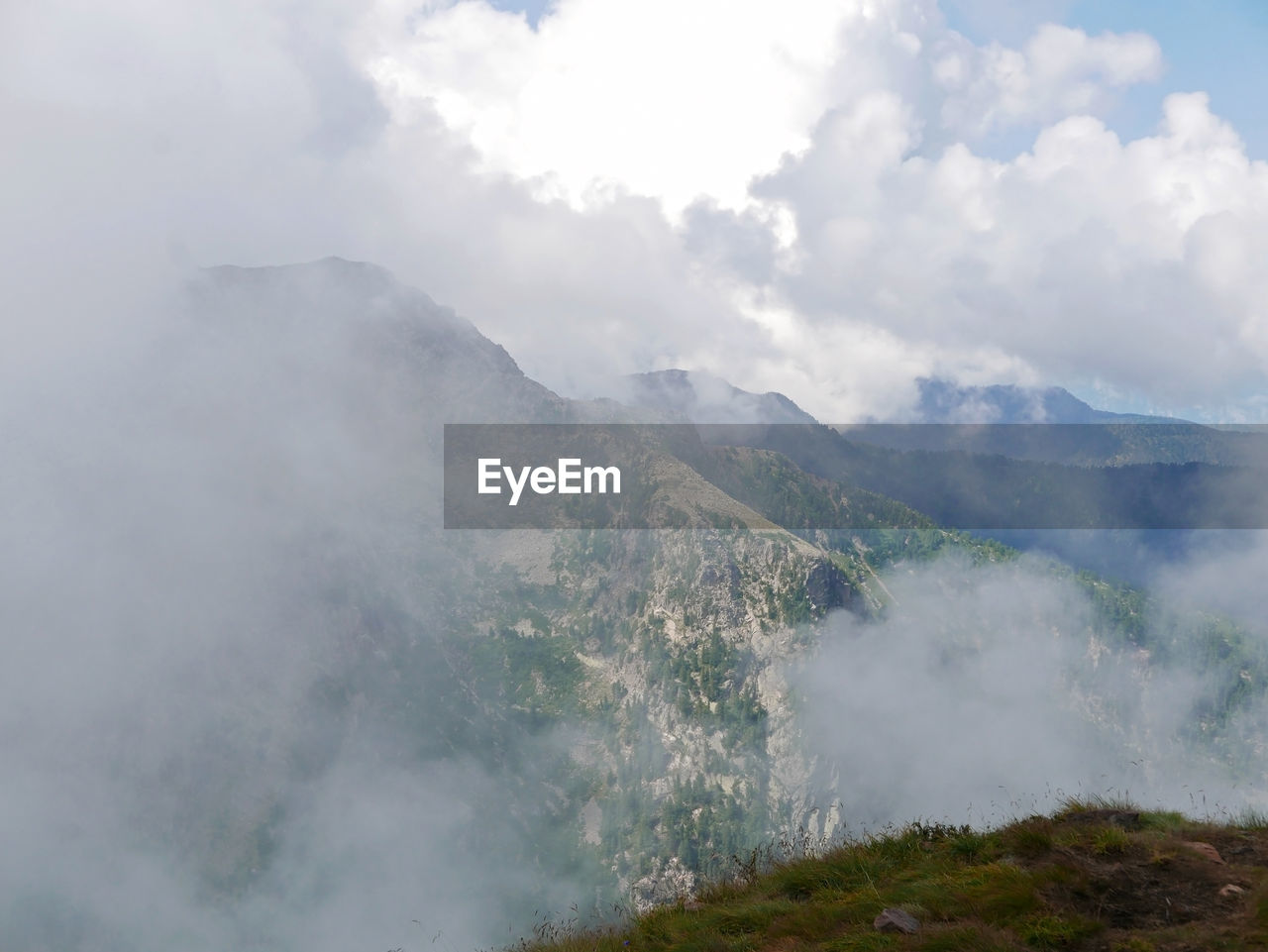 SCENIC VIEW OF FOGGY LANDSCAPE AGAINST SKY