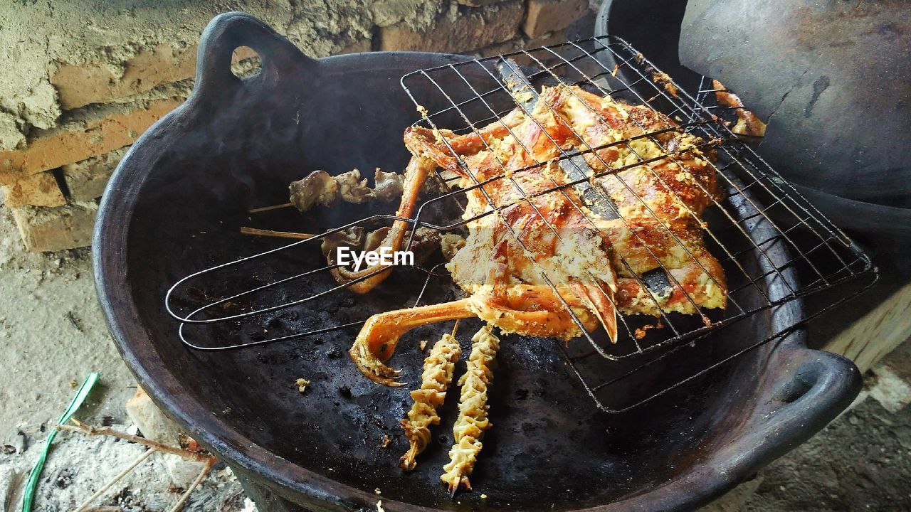 HIGH ANGLE VIEW OF MEAT COOKING ON BARBECUE GRILL