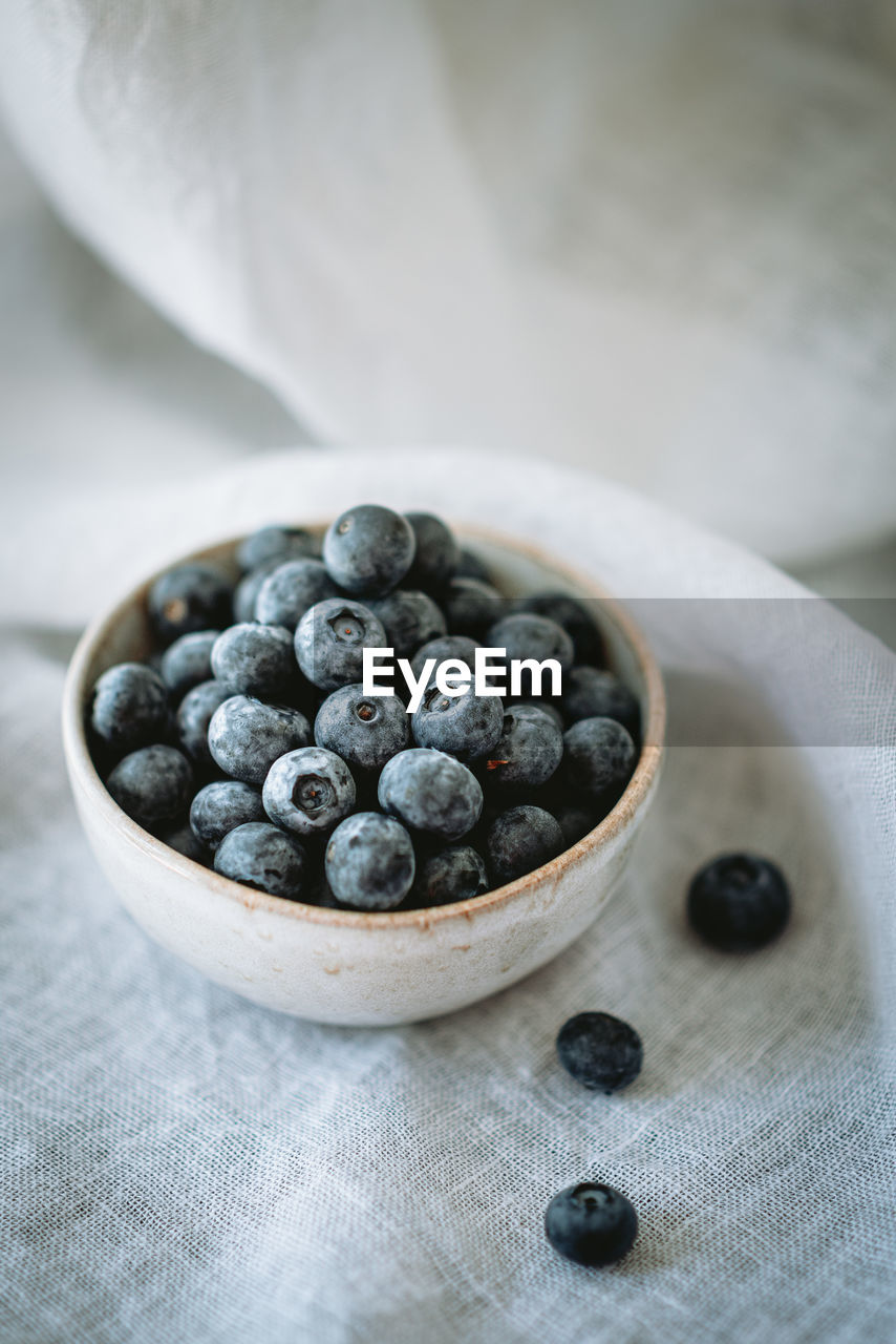 HIGH ANGLE VIEW OF BLUEBERRIES IN BOWL