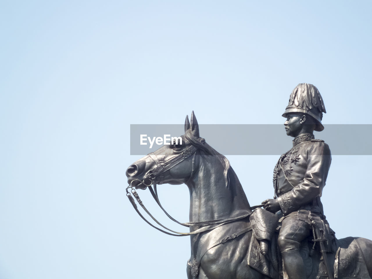 LOW ANGLE VIEW OF STATUE AGAINST CLEAR SKY AGAINST THE BACKGROUND