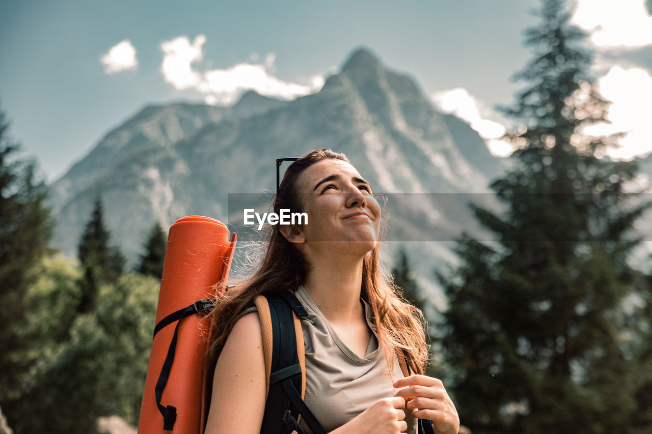 YOUNG WOMAN SMILING OUTDOORS