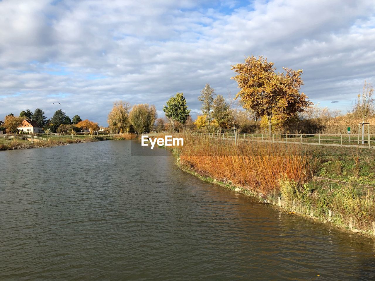 PANORAMIC VIEW OF LAKE AGAINST SKY