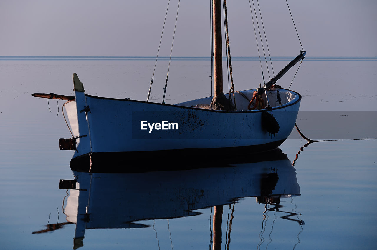 SAILBOAT IN SEA AGAINST CLEAR SKY