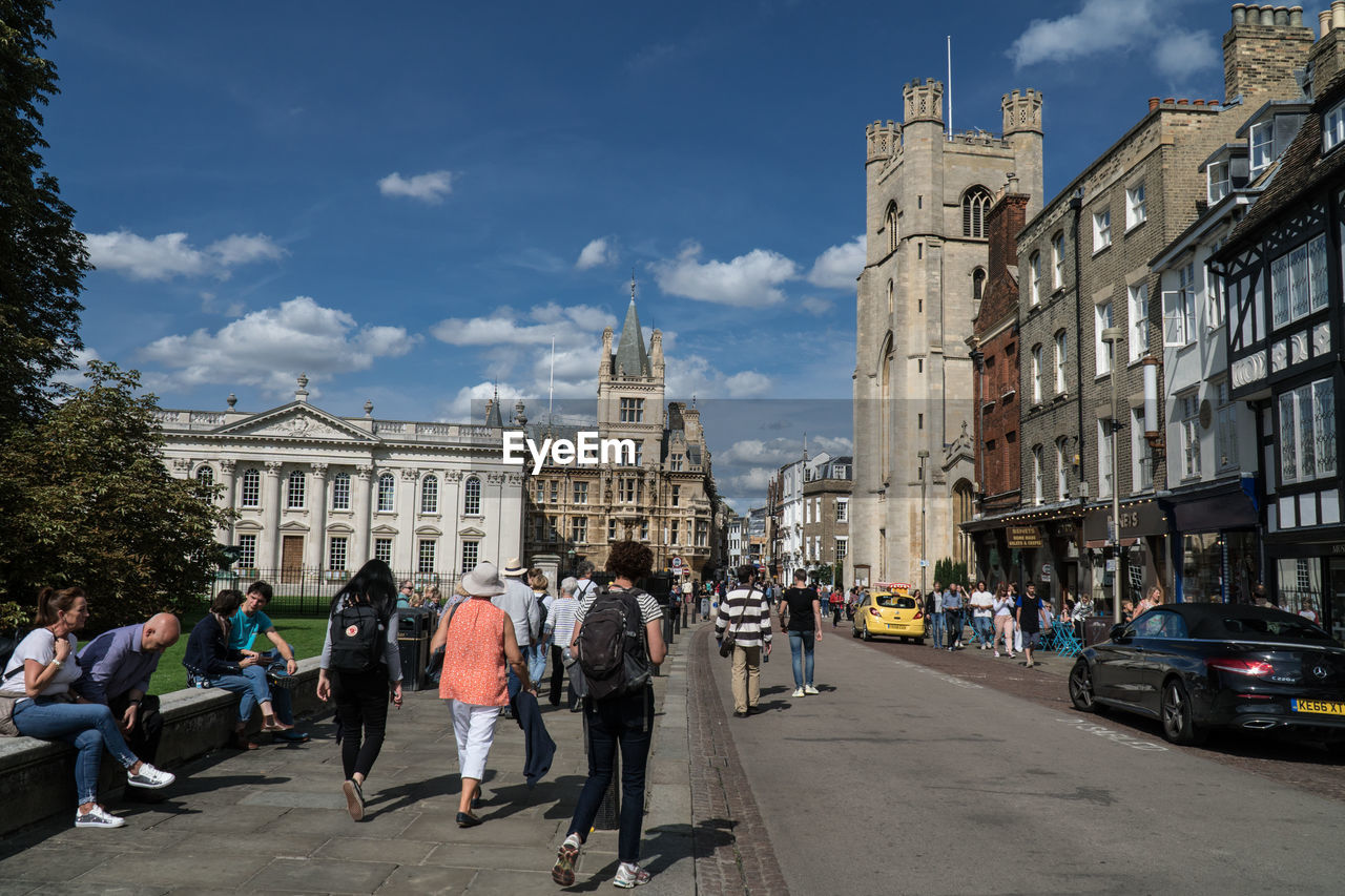 PEOPLE ON STREET BY BUILDINGS IN CITY