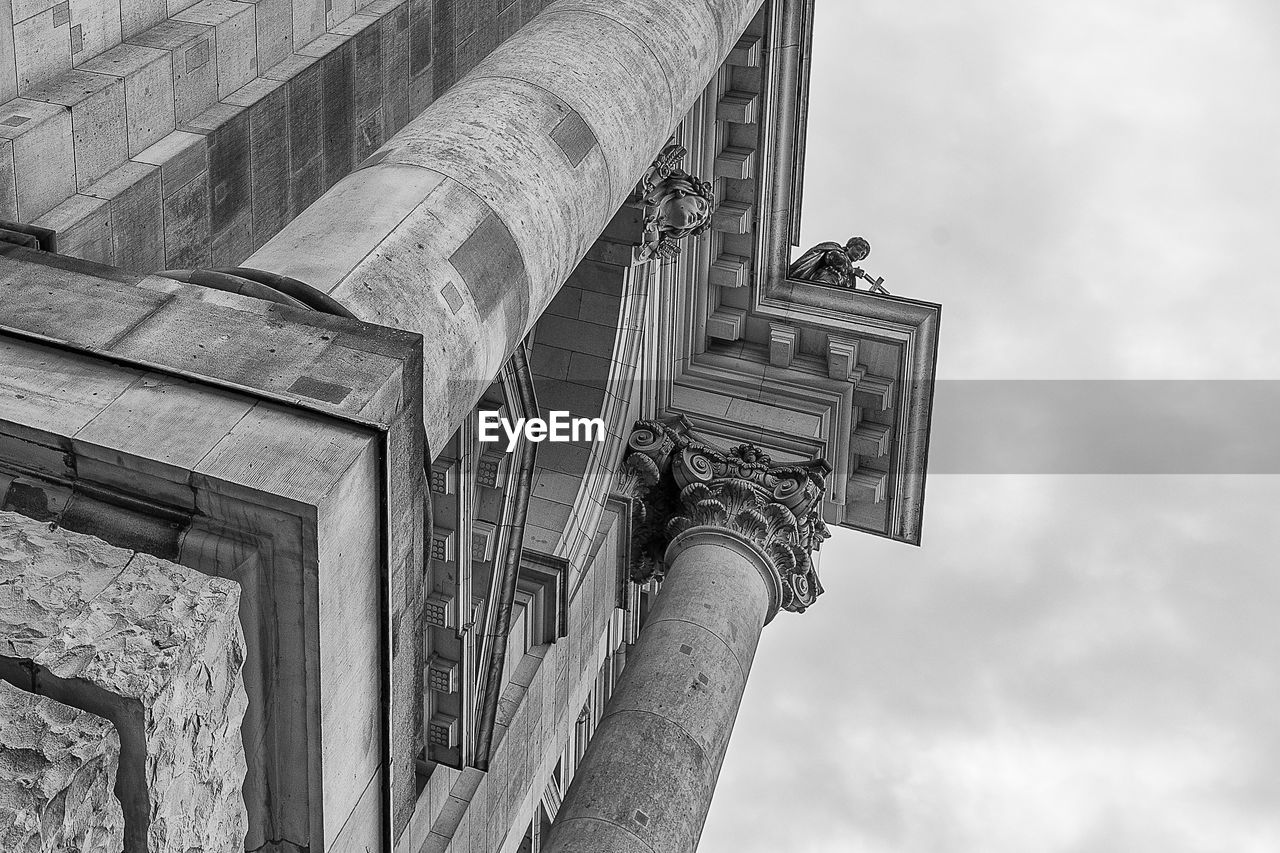 LOW ANGLE VIEW OF TALL BUILDING AGAINST CLOUDY SKY