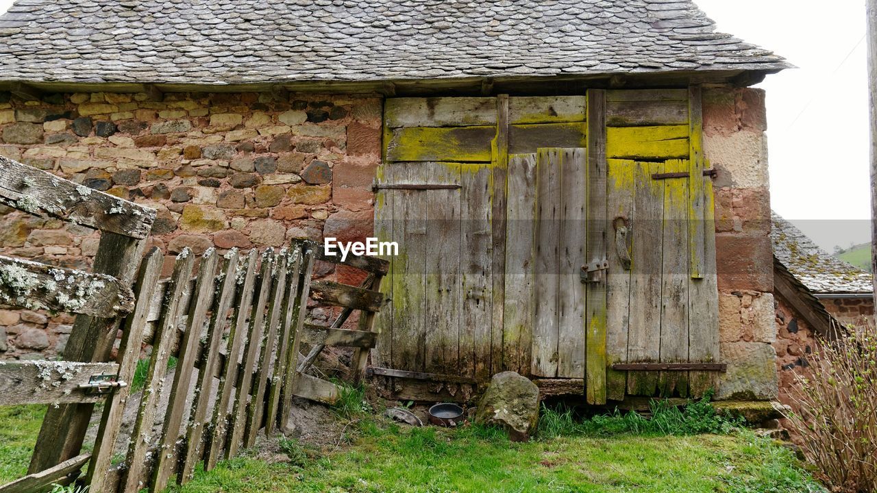 EXTERIOR OF ABANDONED HOUSE