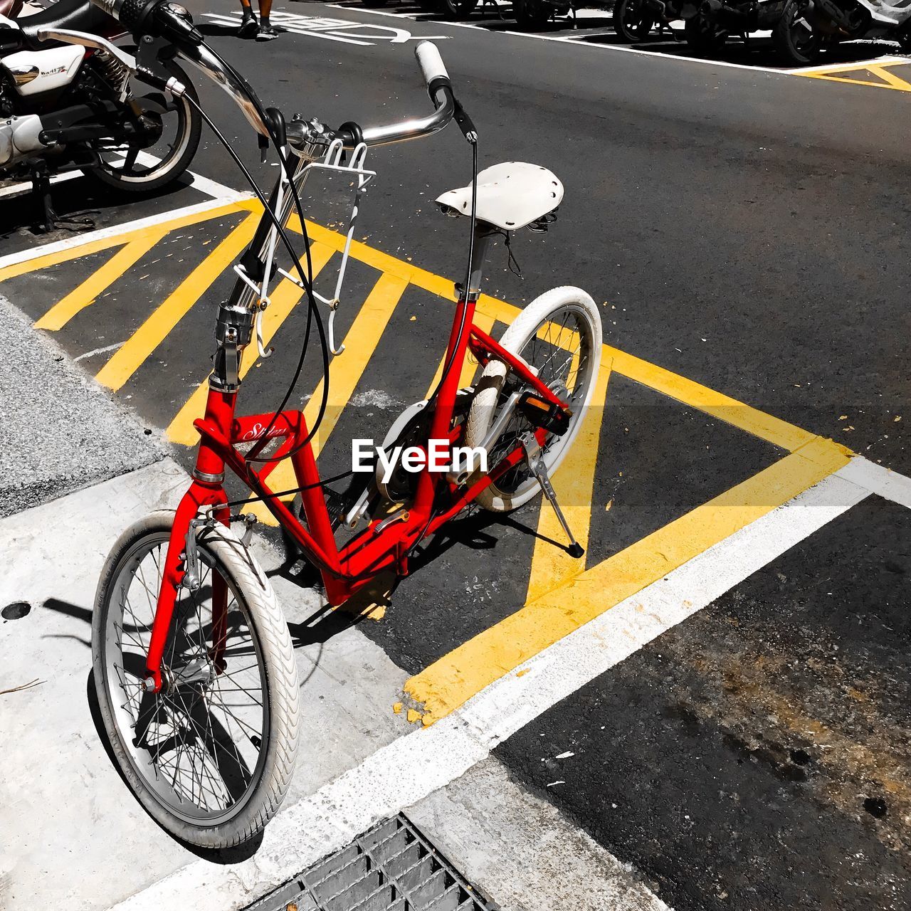 HIGH ANGLE VIEW OF BICYCLE ON STREET