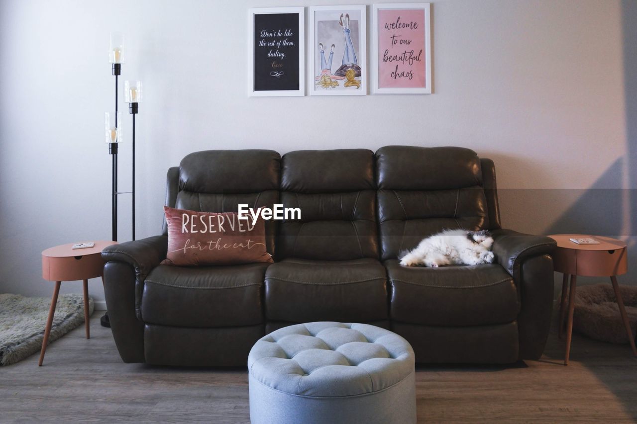 CHAIRS AND TABLE IN LIVING ROOM