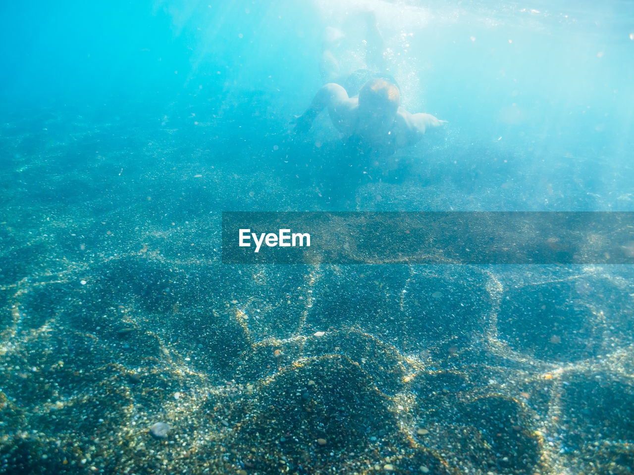 HIGH ANGLE VIEW OF MAN IN SWIMMING POOL