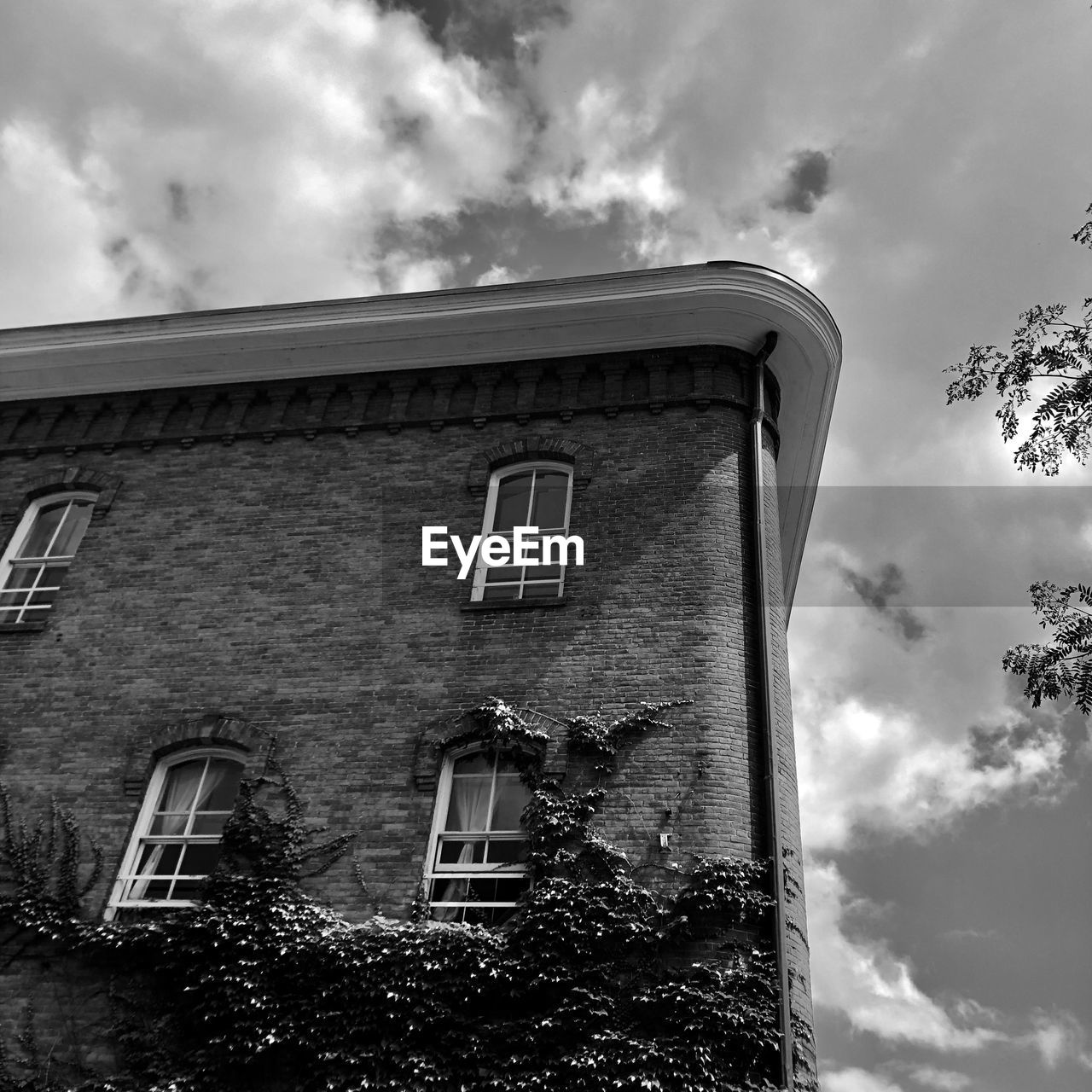 LOW ANGLE VIEW OF OLD BUILDING