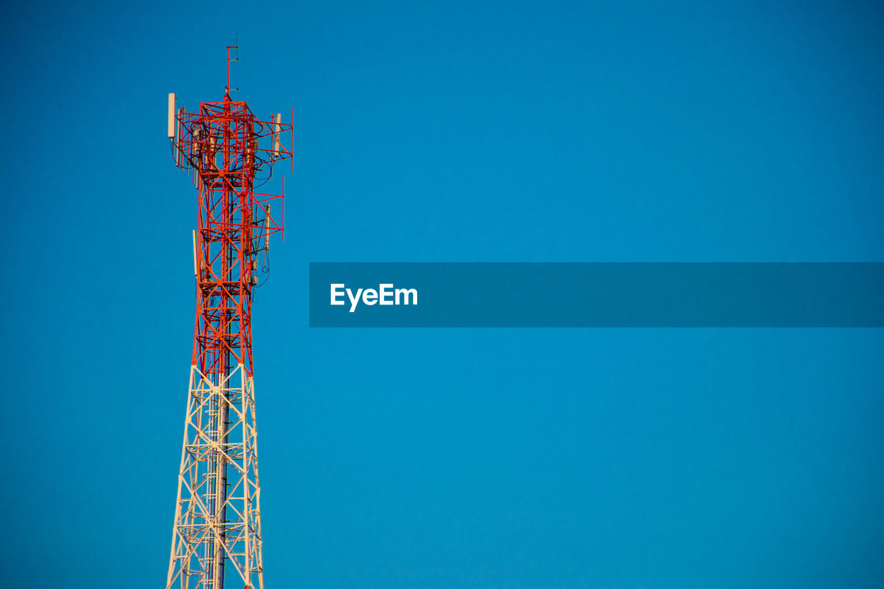 LOW ANGLE VIEW OF COMMUNICATIONS TOWER AGAINST CLEAR SKY