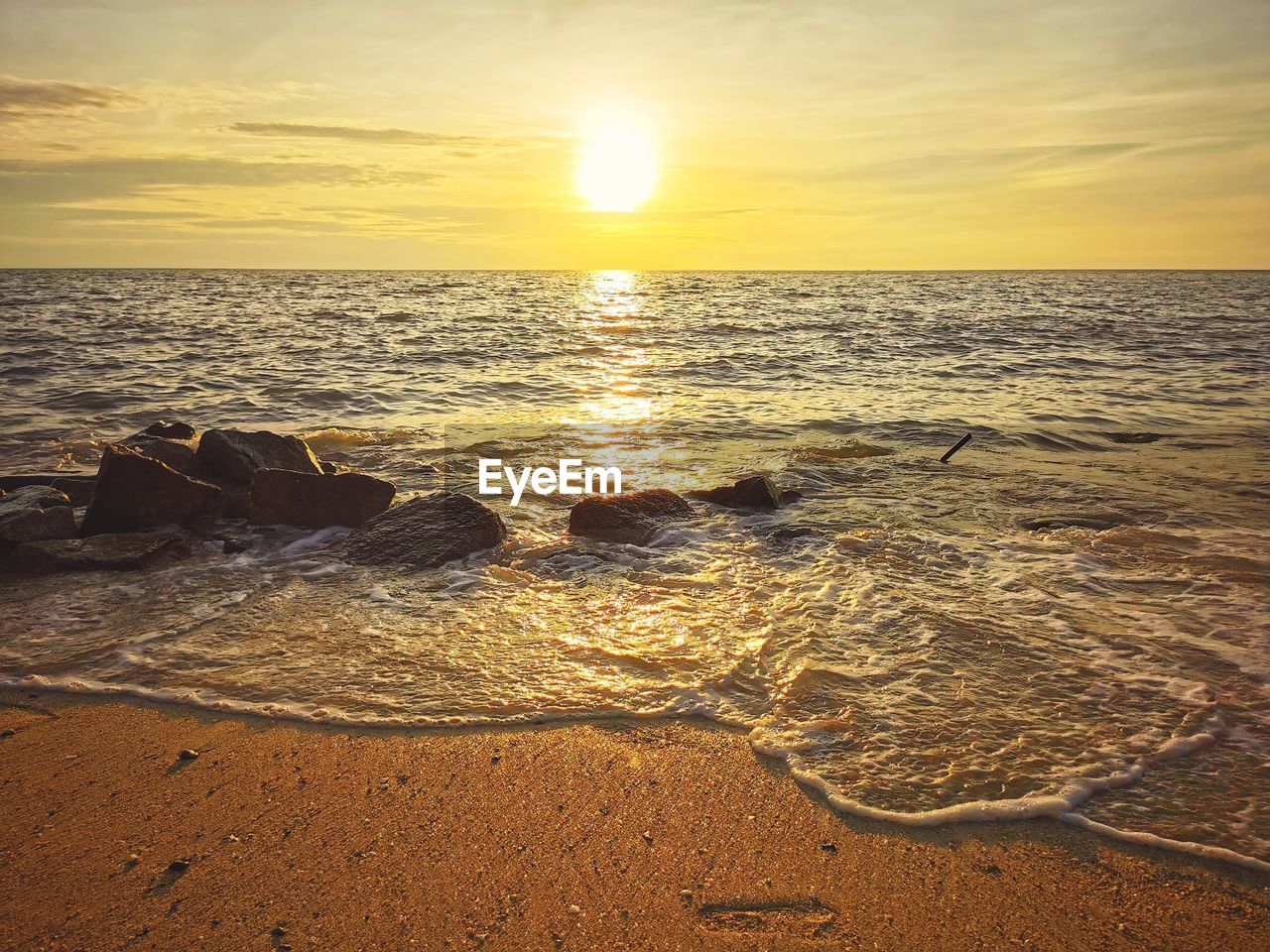 SCENIC VIEW OF SEA AGAINST SKY AT SUNSET