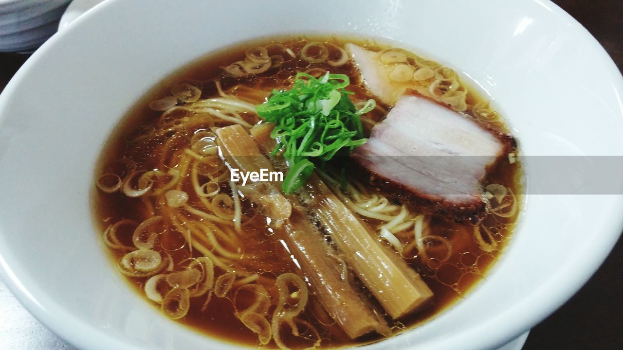 CLOSE-UP OF SOUP IN BOWL