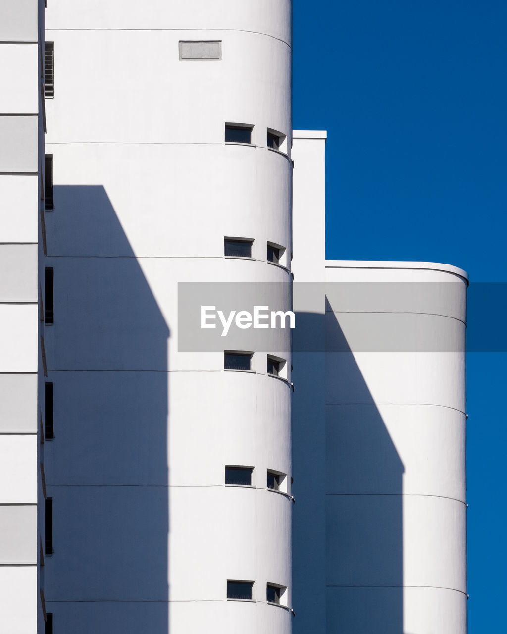 LOW ANGLE VIEW OF BUILDING AGAINST CLEAR SKY