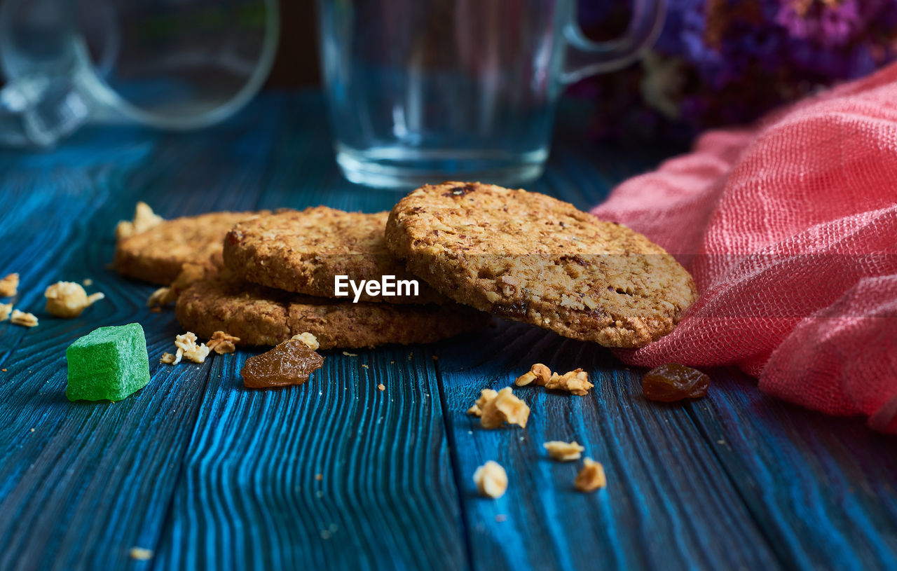 CLOSE-UP OF COOKIES IN PLATE