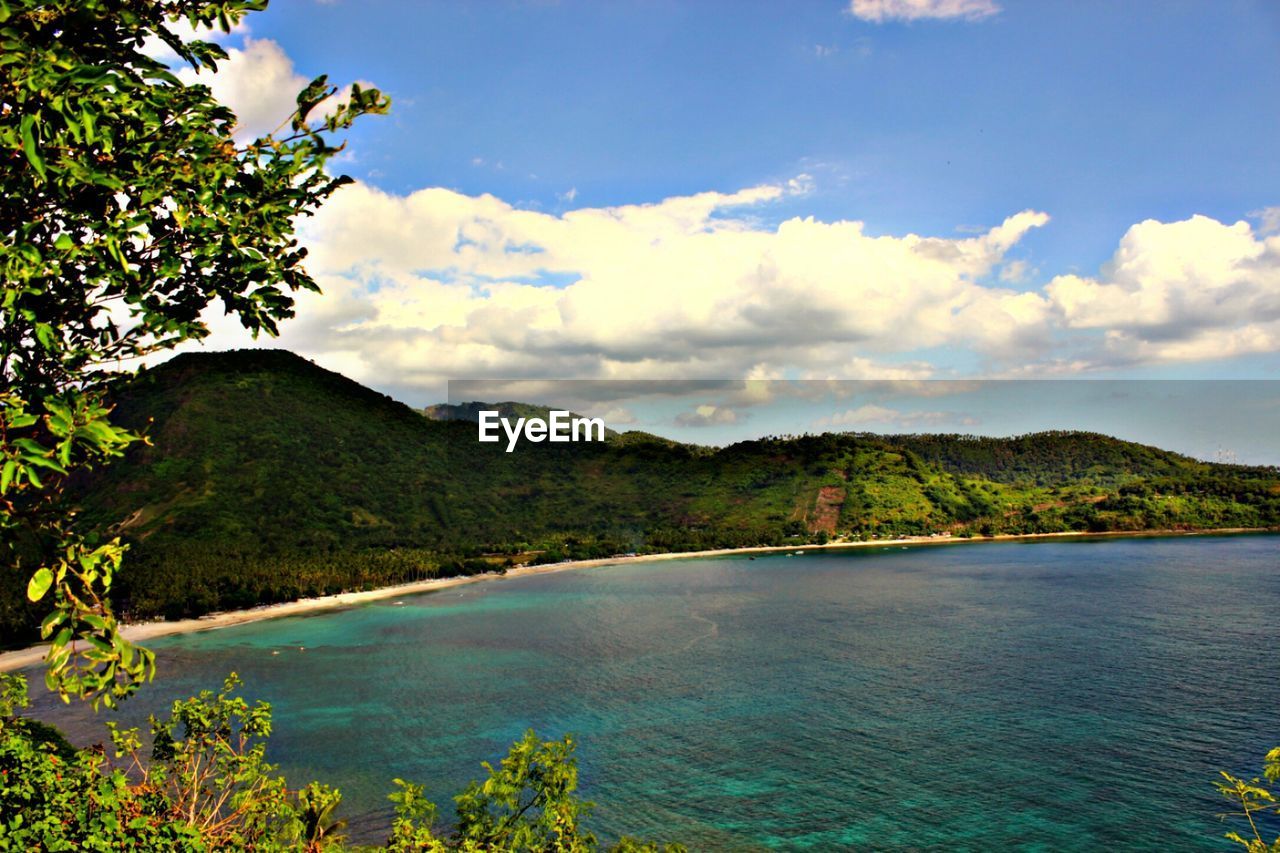 SCENIC VIEW OF SEA AND MOUNTAIN AGAINST SKY