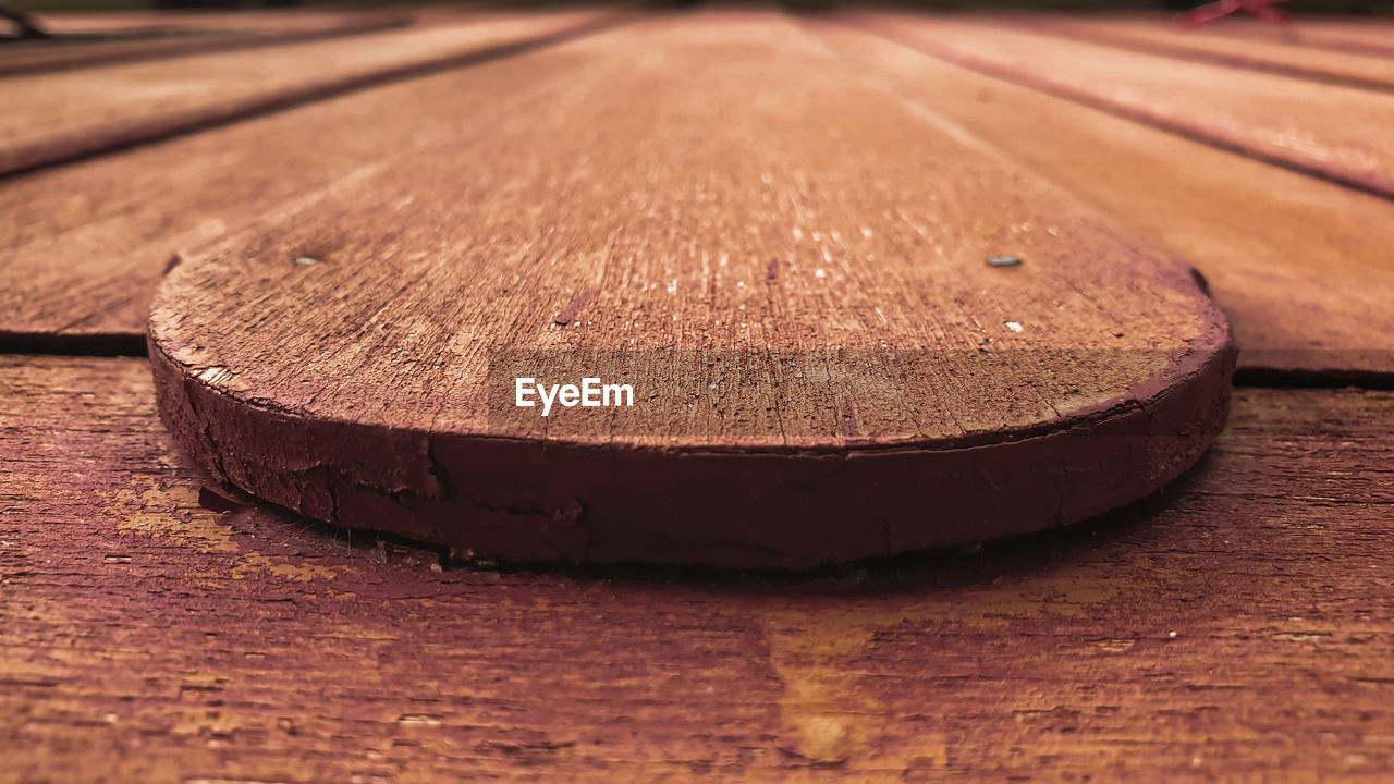 CLOSE-UP OF WOOD ON WOODEN TABLE