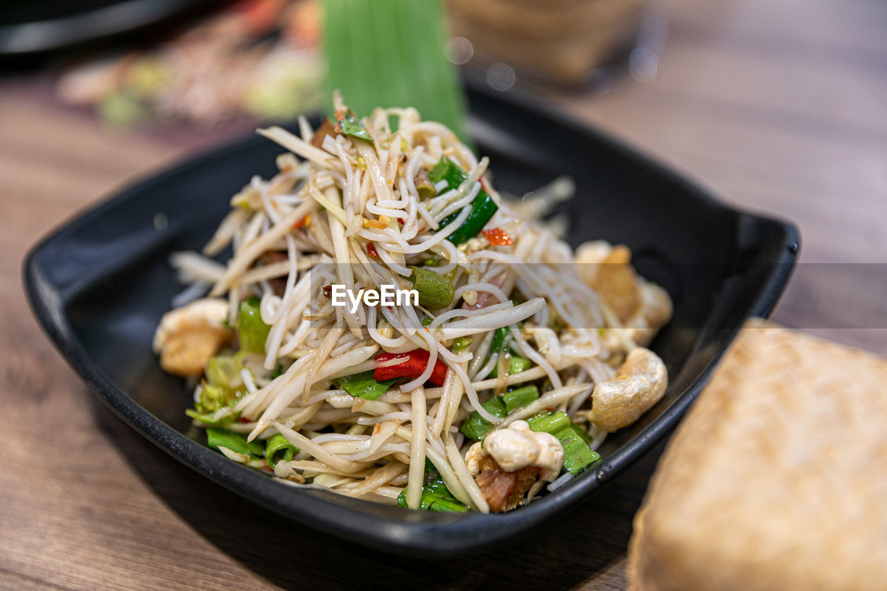 HIGH ANGLE VIEW OF FOOD IN PLATE ON TABLE