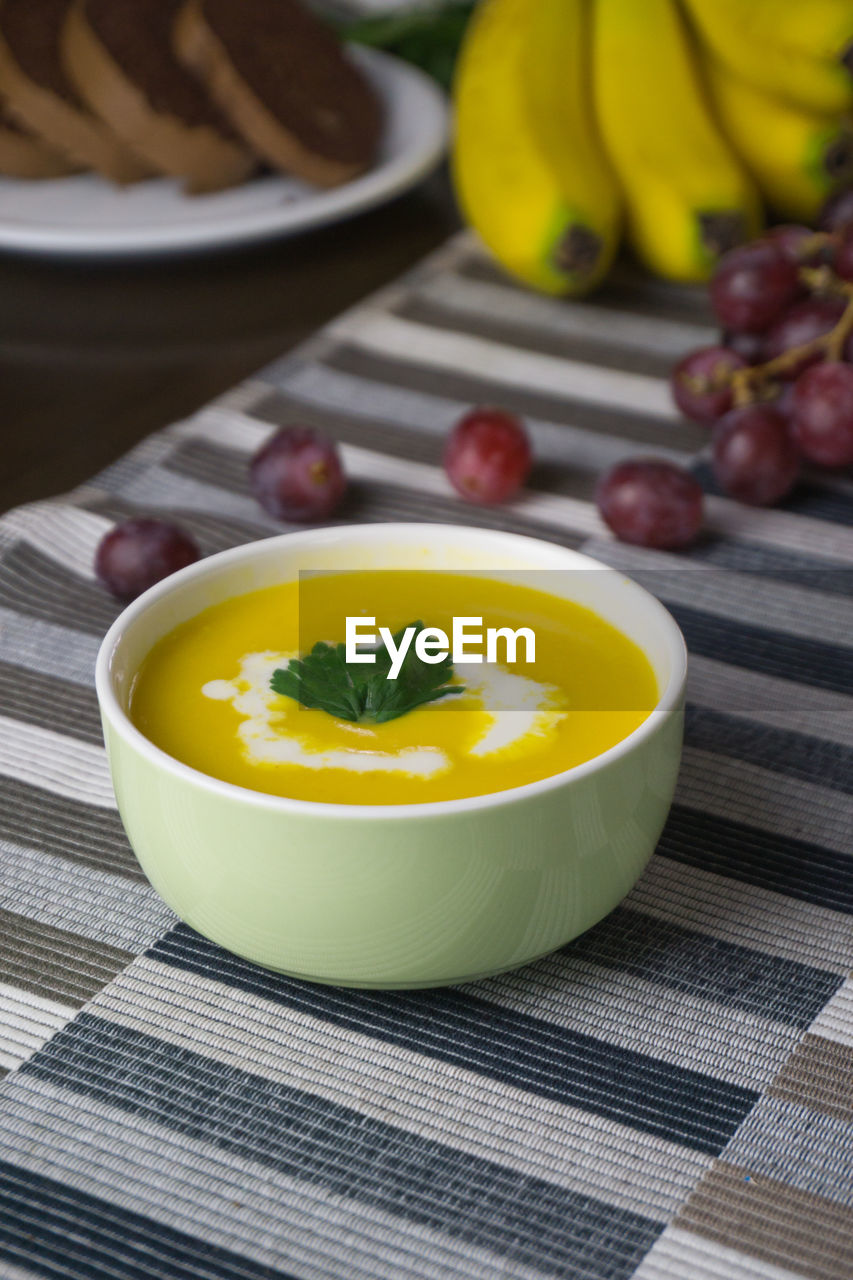 CLOSE-UP OF FRUIT SALAD IN BOWL