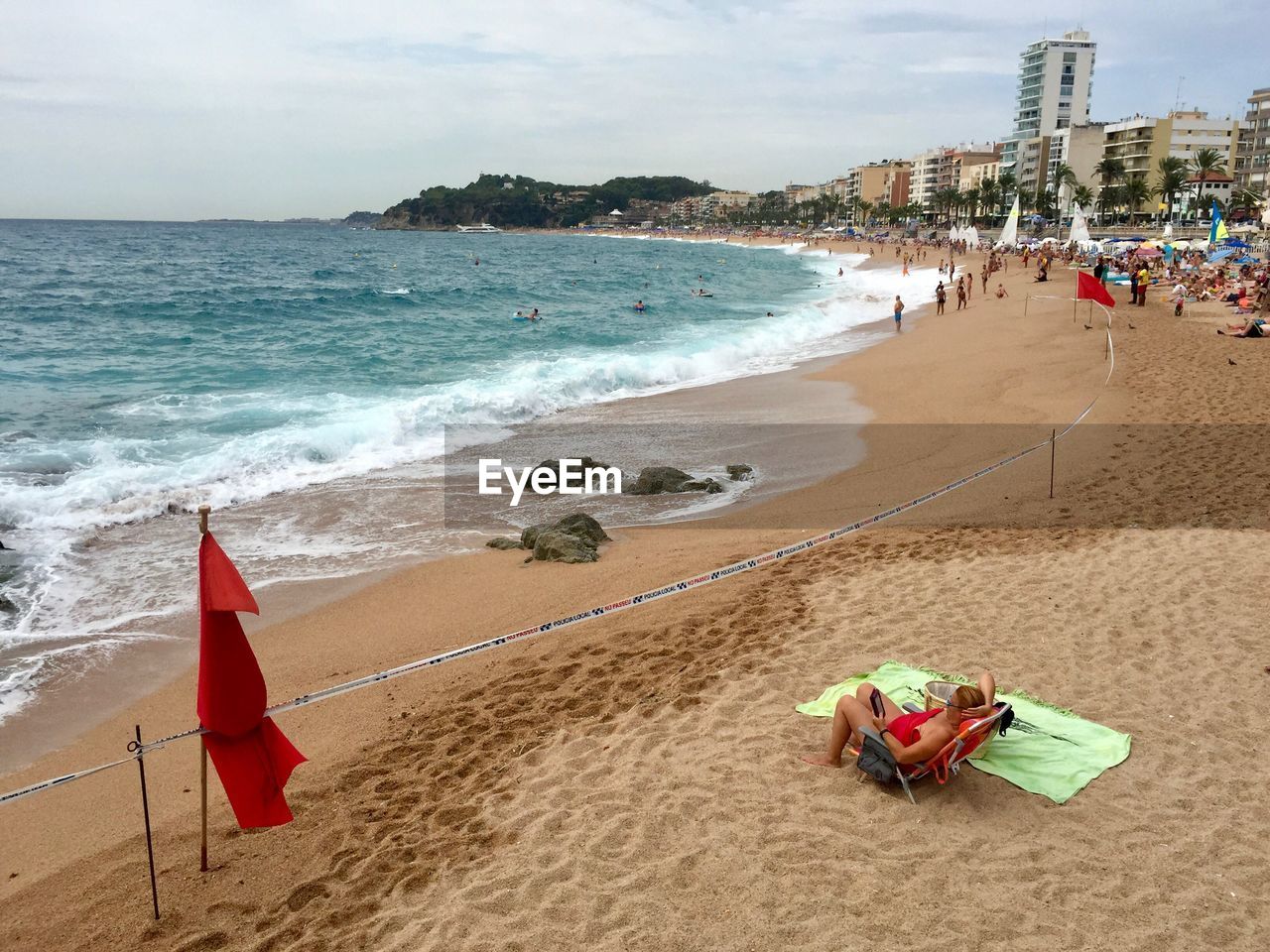 PANORAMIC VIEW OF PEOPLE AT BEACH