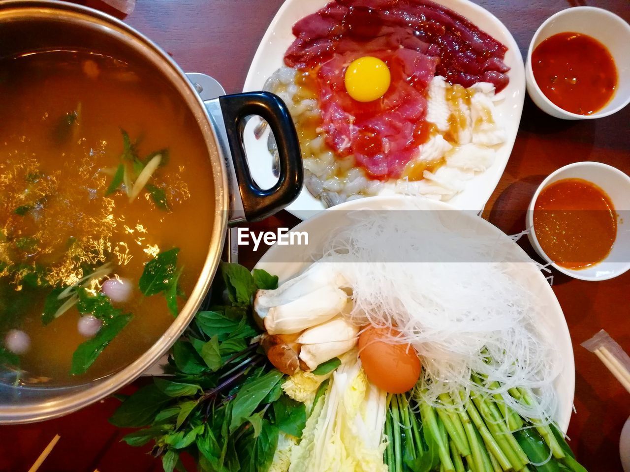 HIGH ANGLE VIEW OF MEAL SERVED IN BOWL