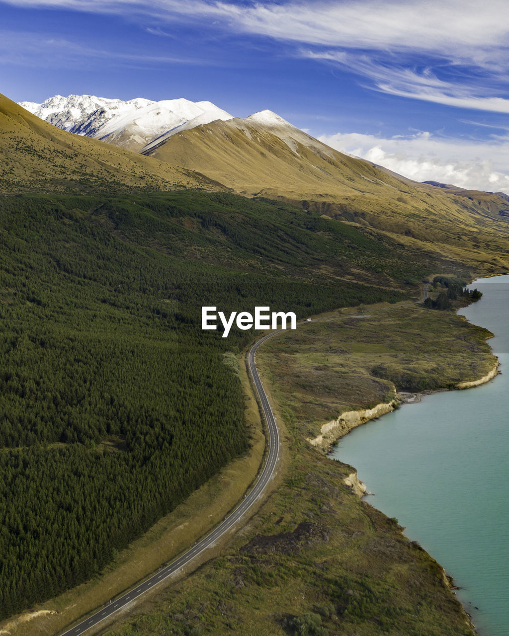 Road running through scenic landscape in south island, new zealand