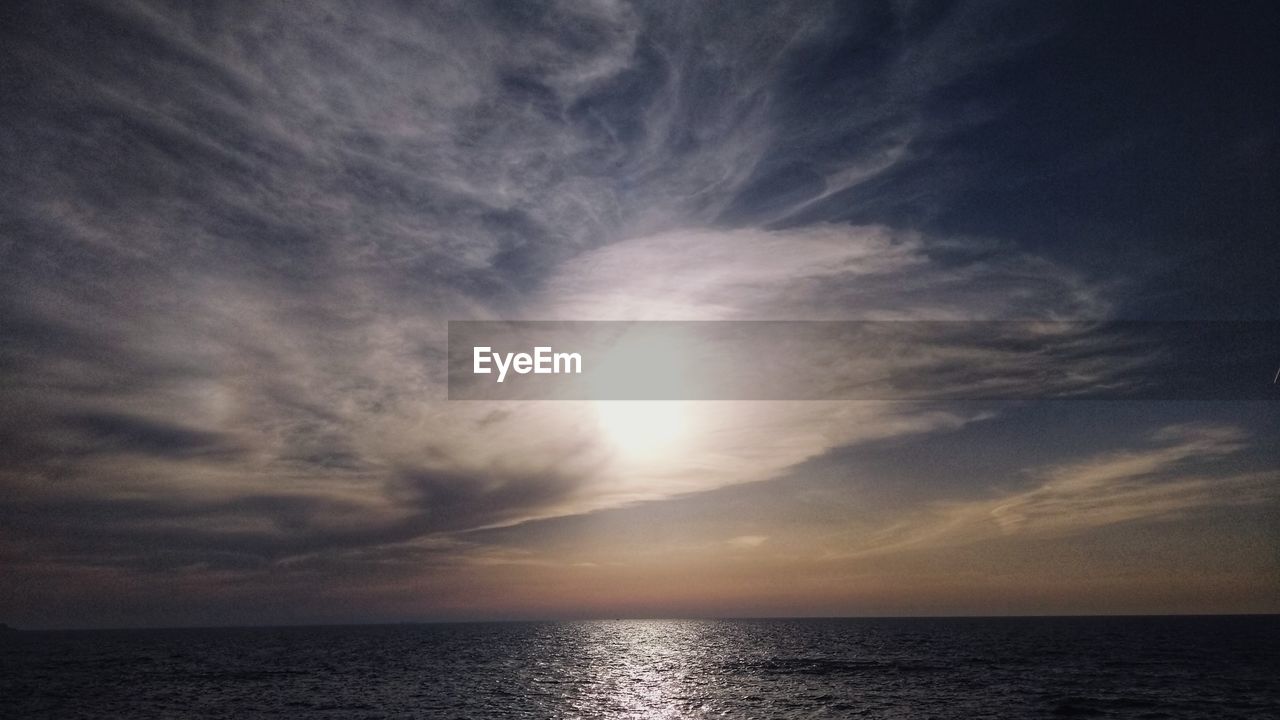 SCENIC VIEW OF SEA AGAINST SUNSET SKY