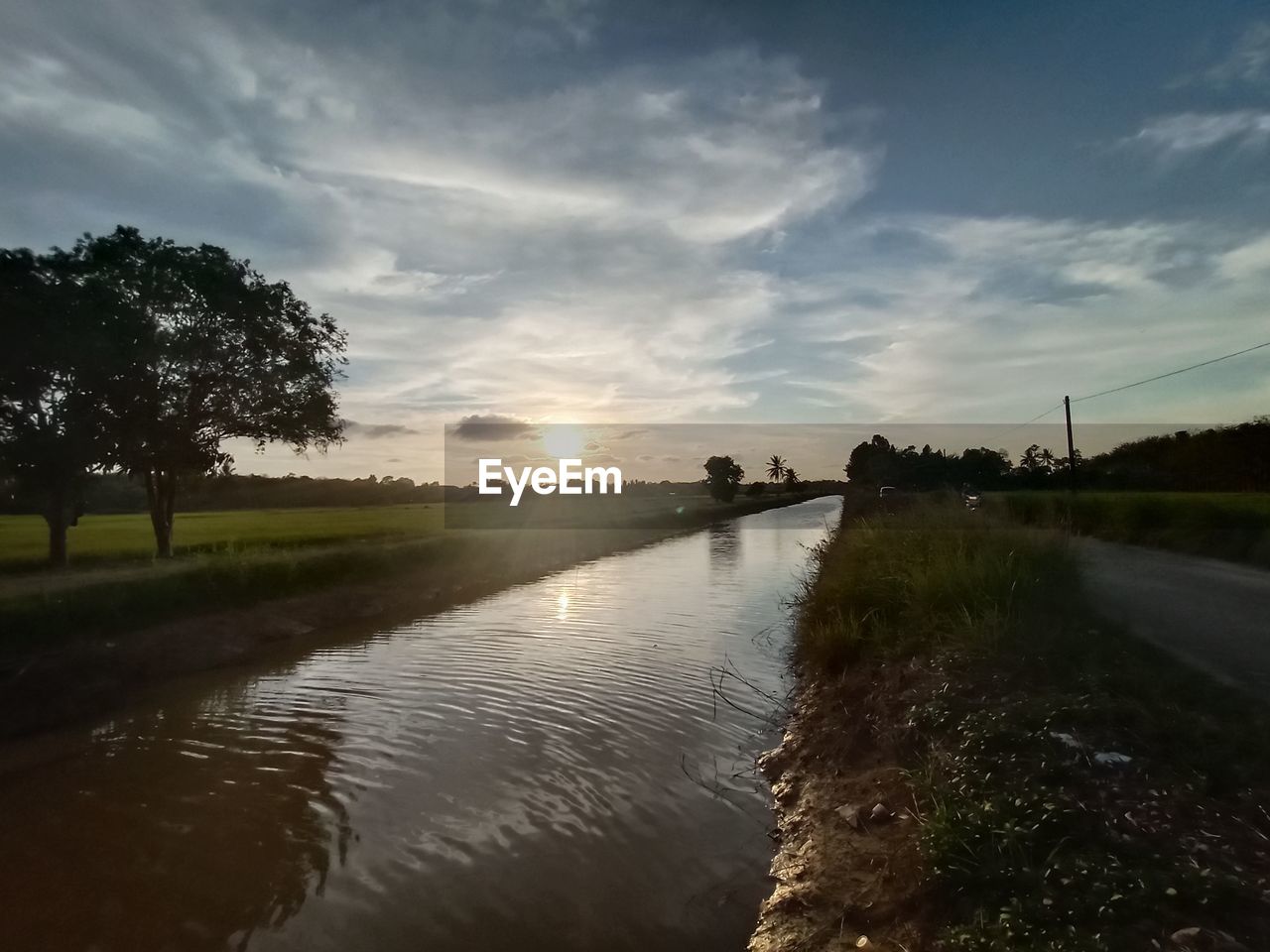 SCENIC VIEW OF LANDSCAPE AGAINST SKY AT SUNSET