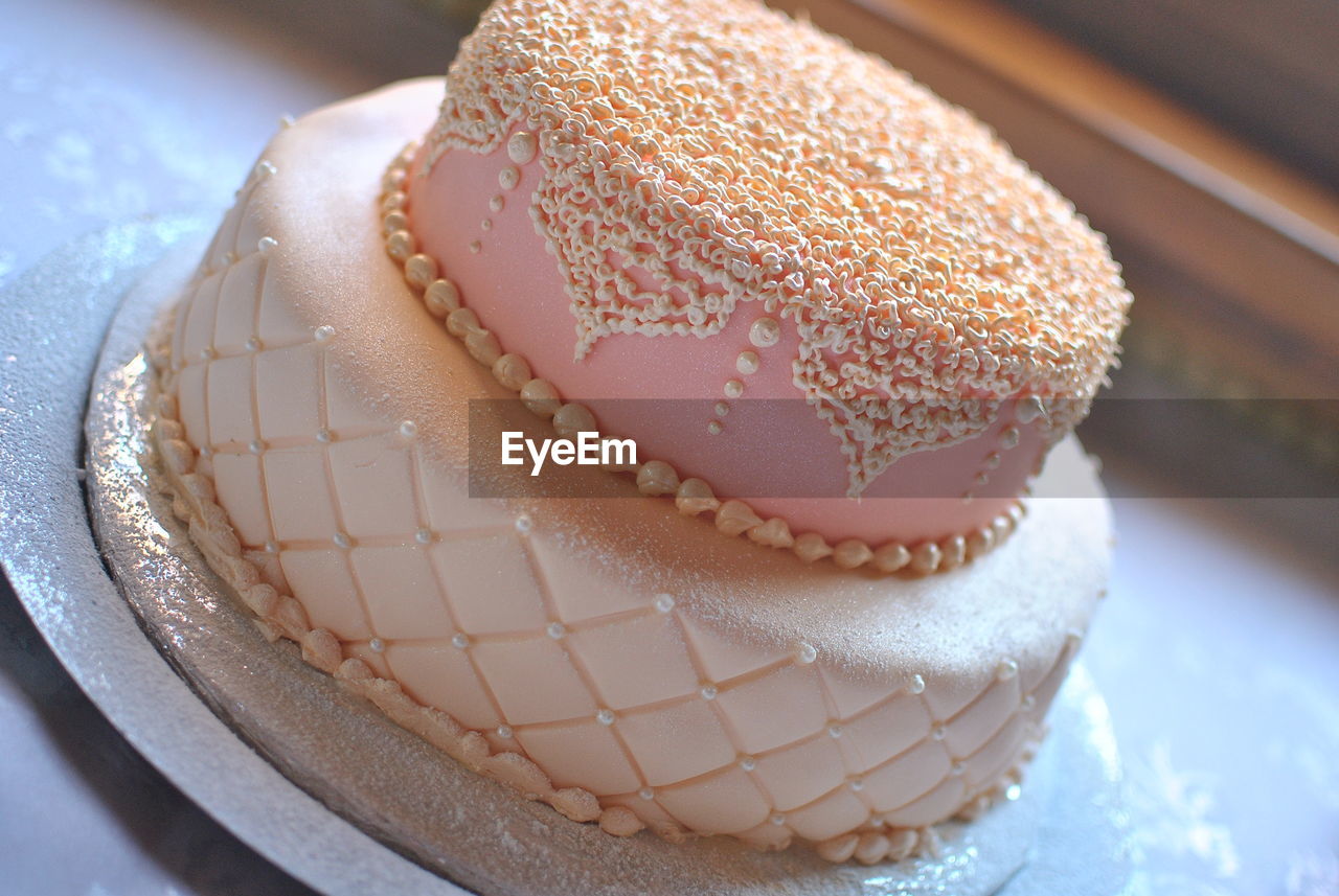 HIGH ANGLE VIEW OF CHOCOLATE CAKE ON PLATE