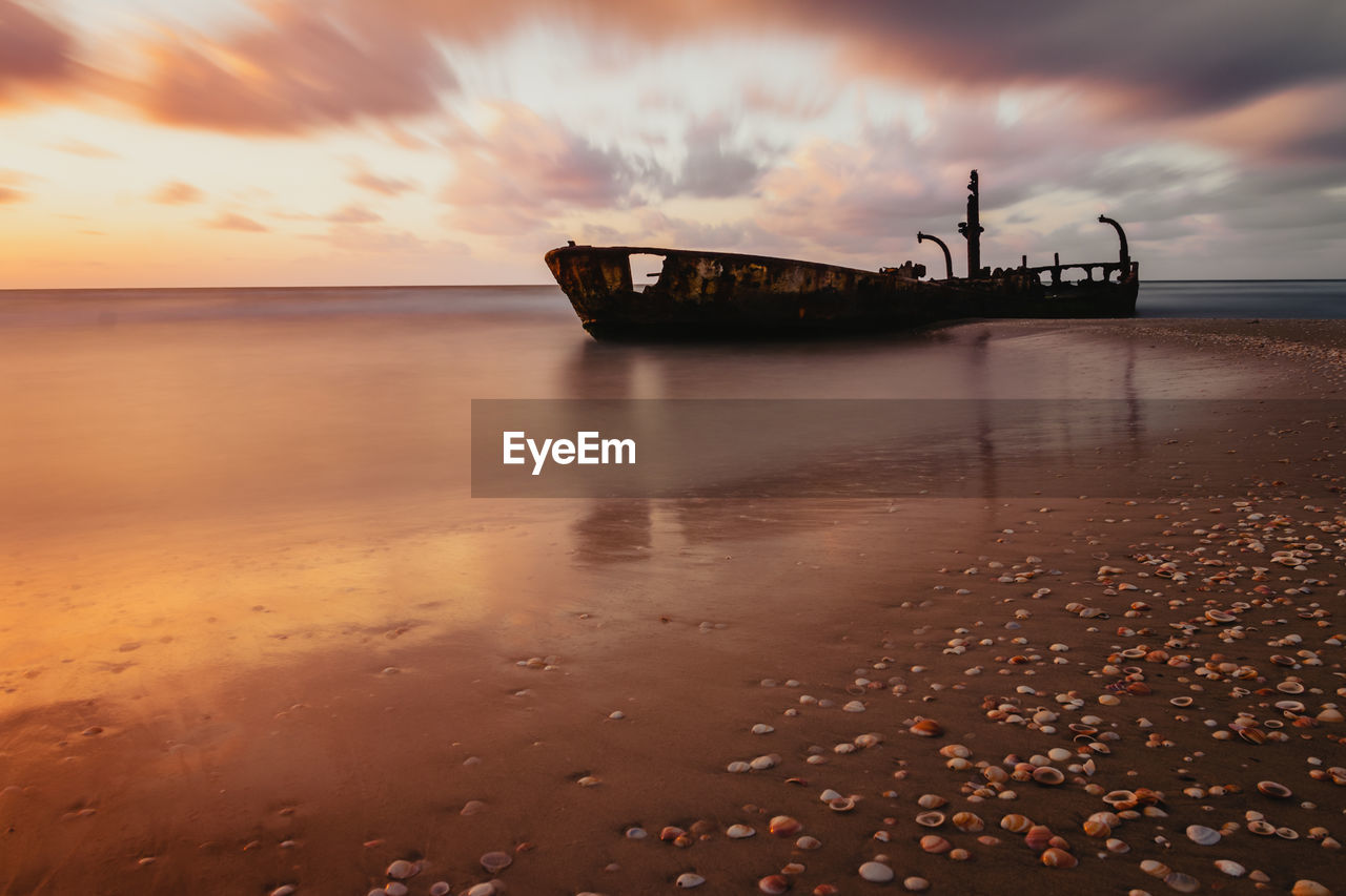 SCENIC VIEW OF SEA AGAINST SUNSET SKY