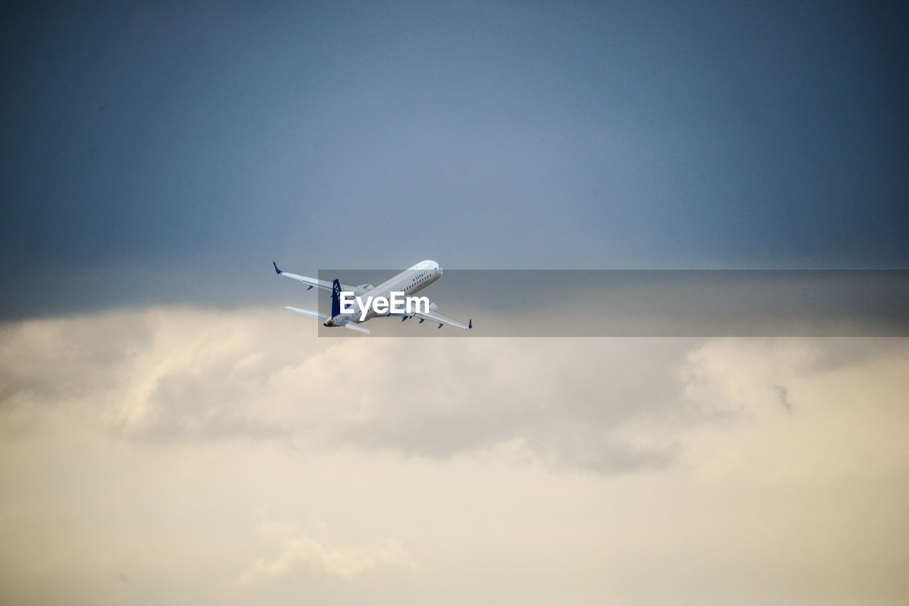 LOW ANGLE VIEW OF AIRPLANE IN FLIGHT AGAINST SKY