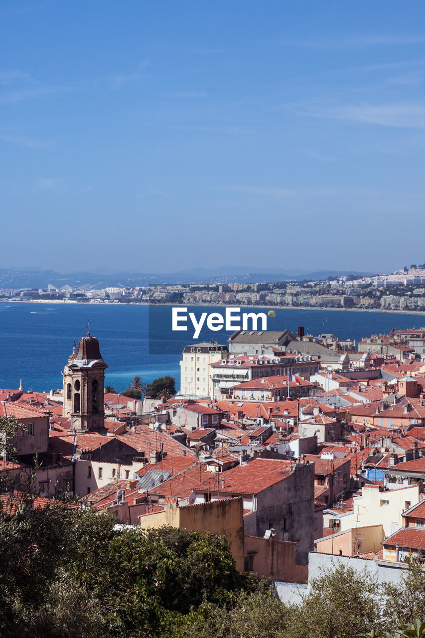 HIGH ANGLE VIEW OF BUILDINGS BY SEA AGAINST SKY