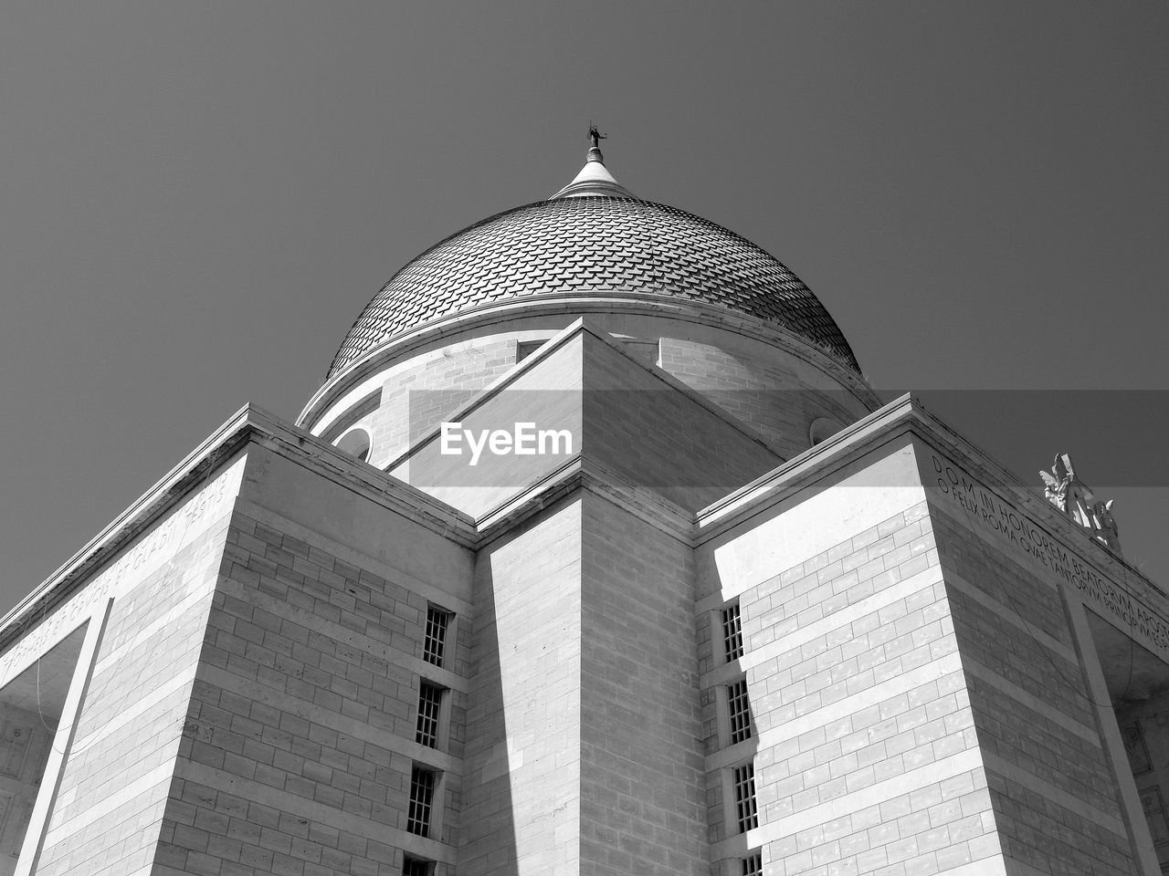 LOW ANGLE VIEW OF BUILDING AGAINST CLEAR SKY