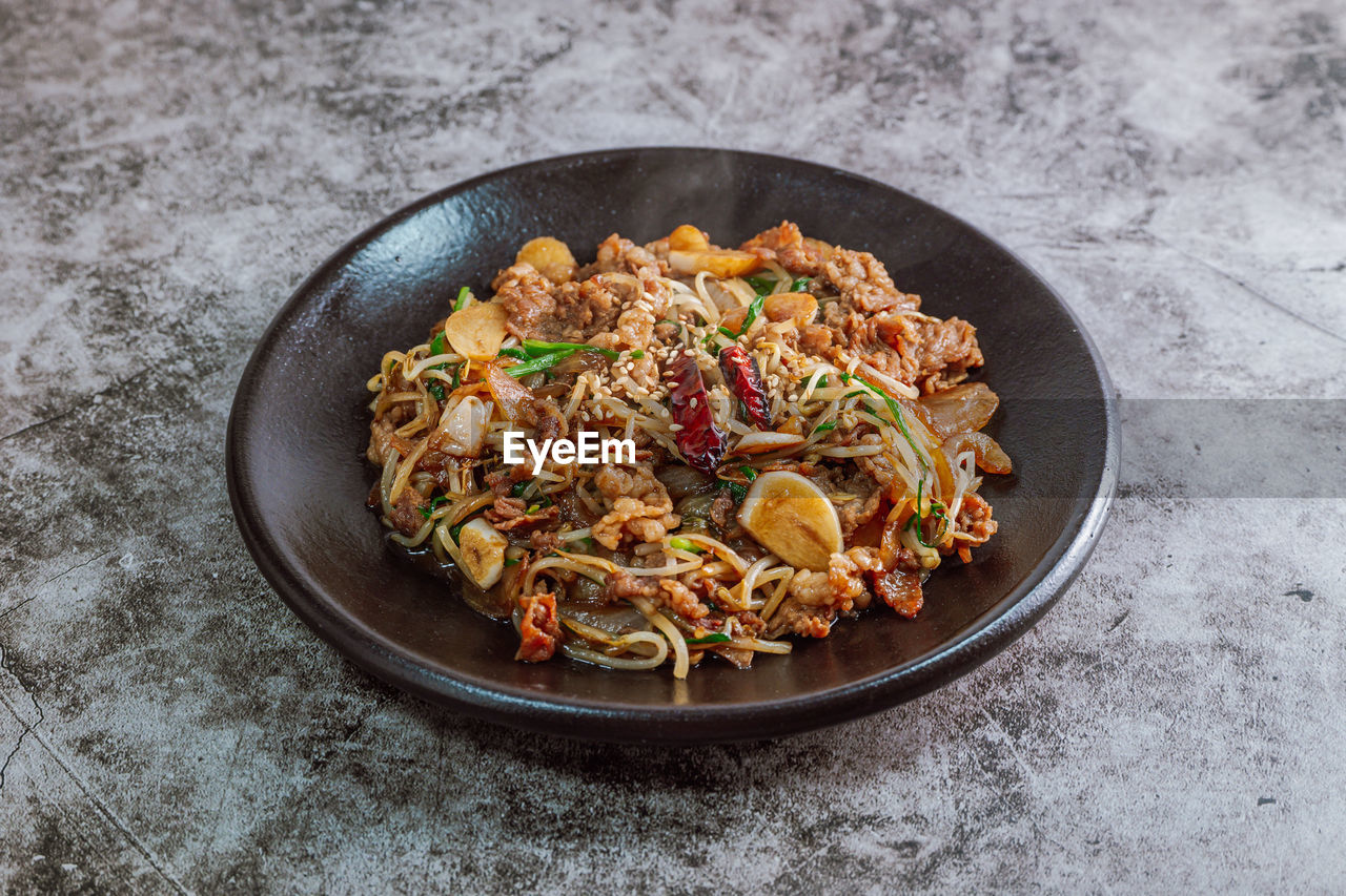 HIGH ANGLE VIEW OF FOOD ON TABLE